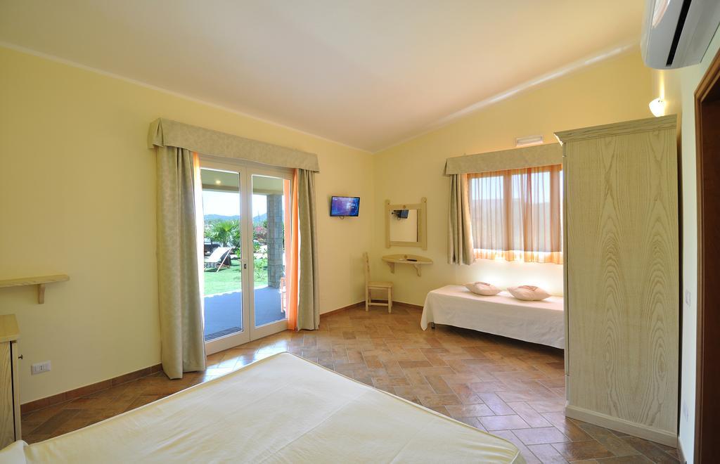 Affittacamere B&B La Villa Dei Graniti วิลลัสซีมีอุส ภายนอก รูปภาพ