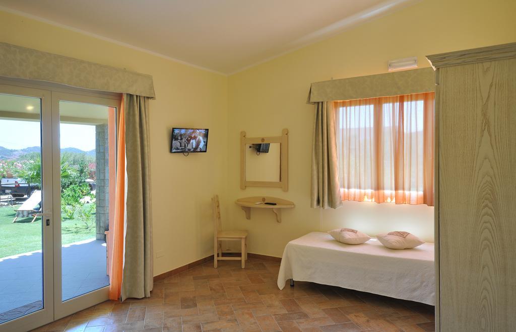 Affittacamere B&B La Villa Dei Graniti วิลลัสซีมีอุส ภายนอก รูปภาพ